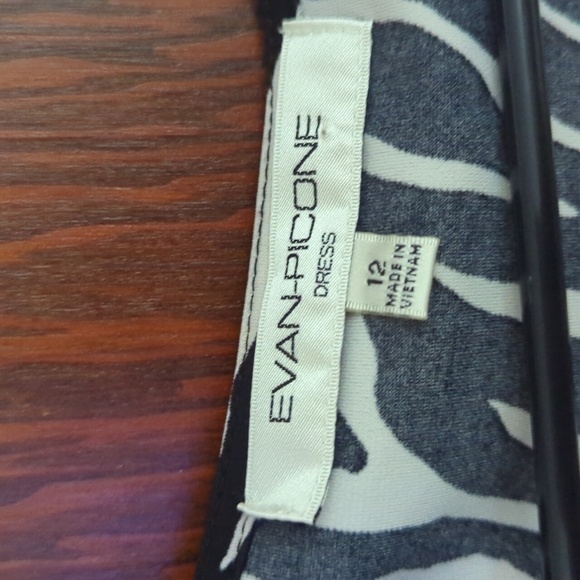 Evan Picone Black & White Animal Print Wrap Dress Size 12 - Picture 4 of 6